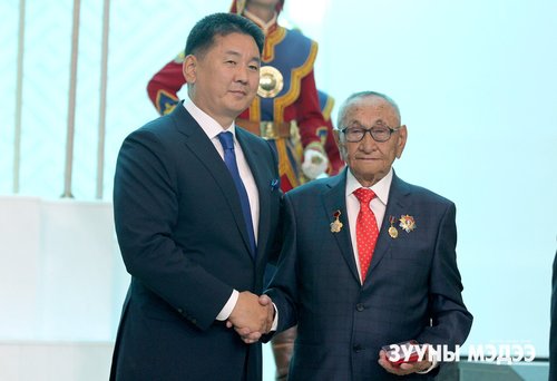 Ахмад сэтгүүлч Хорлоогийн Цэвлээ Хөдөлмөрийн баатар боллоо